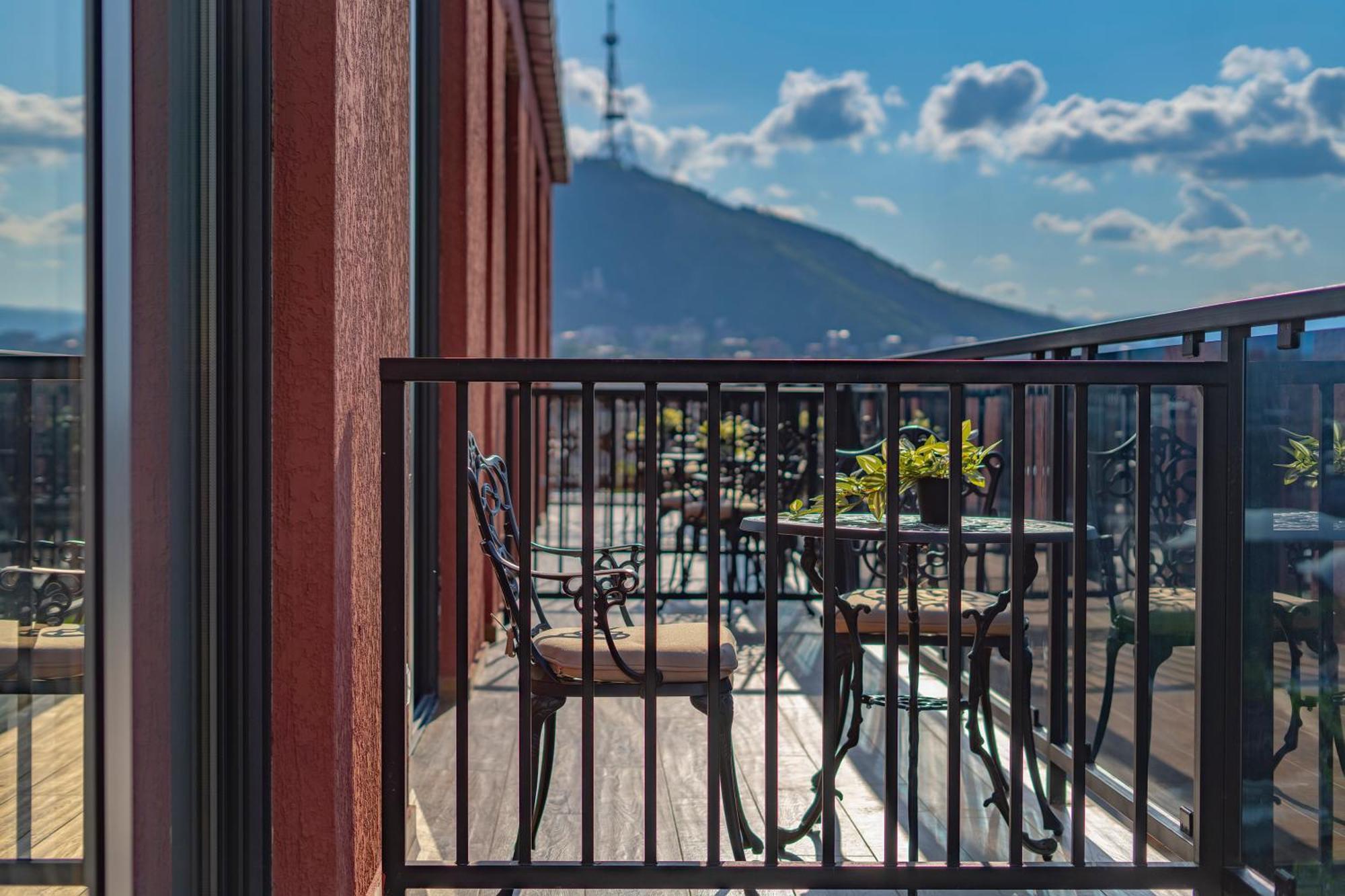 Iris Hotel Tbilisi Zewnętrze zdjęcie